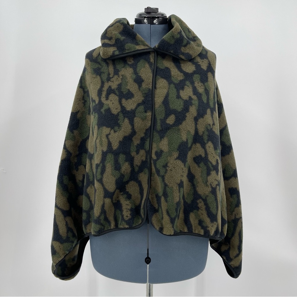 LE MODA, PONCHO , women’s , good condition, camouflage, preowned